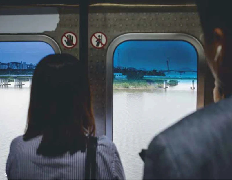 （地鐵裡的所有月台為了防止自殺的人，全都加裝了欄杆。）