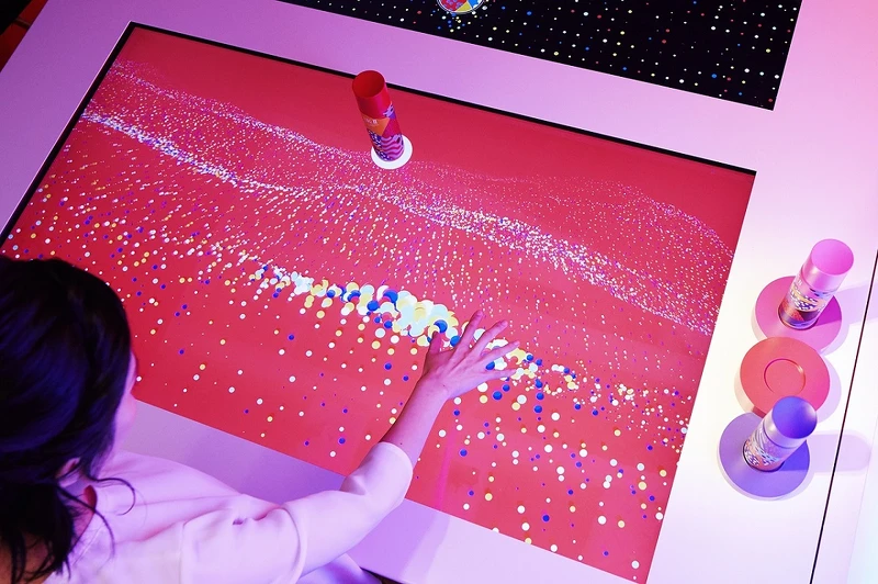 SK-II Wonderland智能東京快閃店的PITERA™觸控智能桌 SK-II Wonderland智能東京快閃店的PITERA™觸控智能桌