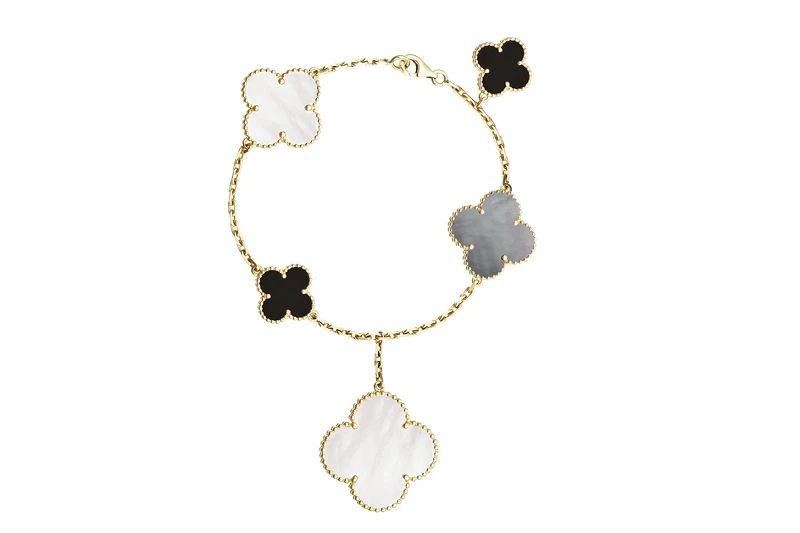 Magic Alhambra系列黃K金手鍊，白色珍珠母貝、灰色珍珠母貝、縞瑪瑙5枚墜飾。