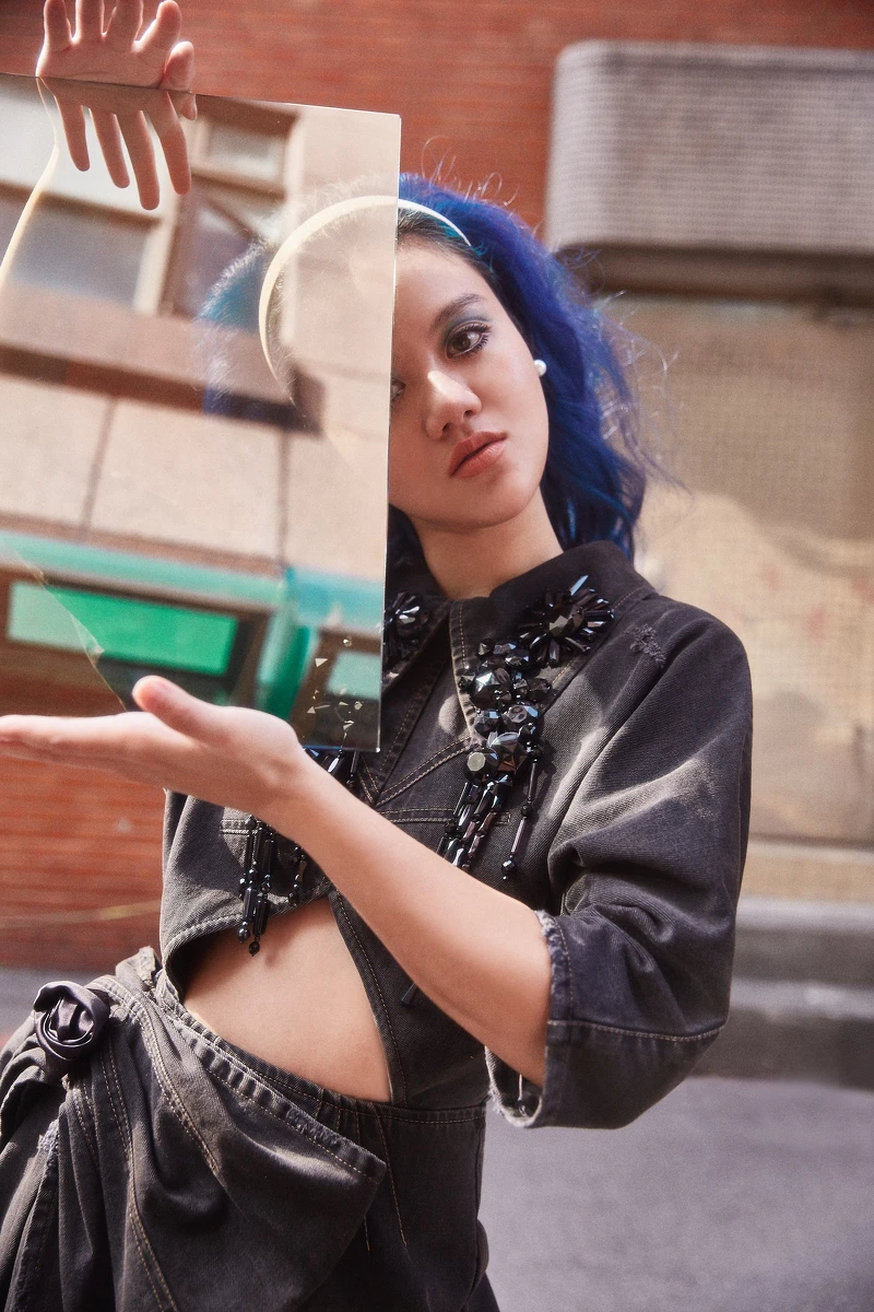 黑色造型洋裝,Miu Miu。 黑色造型洋裝,Miu Miu。