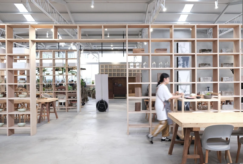 室內空間以圖書館為概念,以書架取代水泥牆打造出通透感的空間運用 室內空間以圖書館為概念,以書架取代水泥牆打造出通透感的空間運用