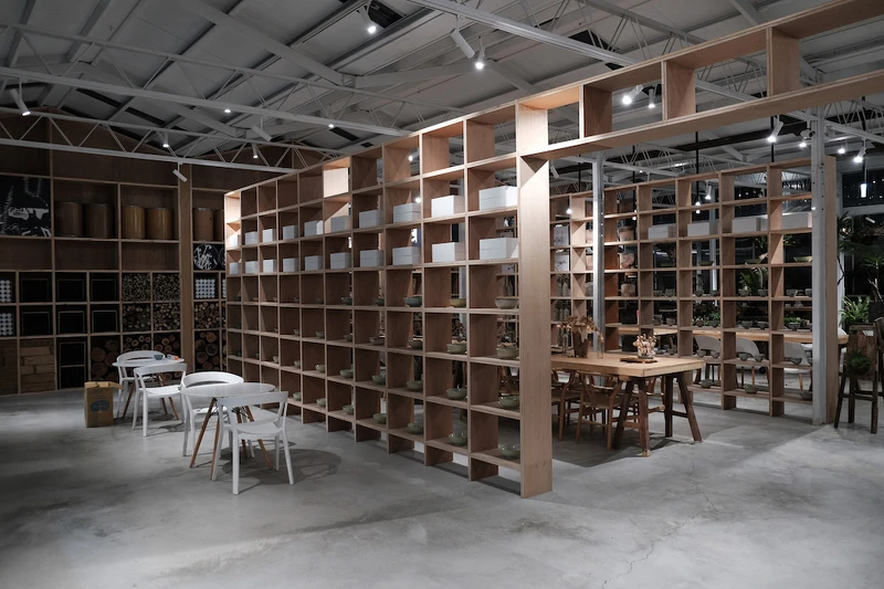 書架上陳列的是梅山50、60年代的老物件,因此才會說看到這些舊物就好像看到了那個年代的回憶,比書本上所寫的還更引人尋味 書架上陳列的是梅山50、60年代的老物件,因此才會說看到這些舊物就好像看到了那個年代的回憶,比書本上所寫的還更引人尋味