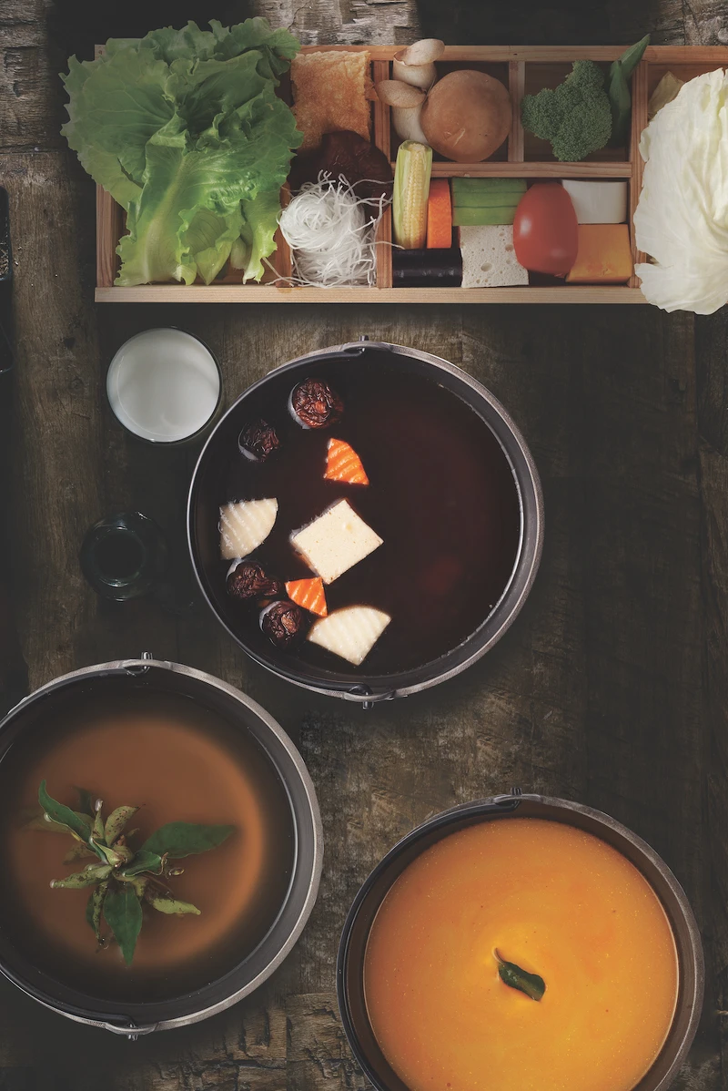 空氣圖書館餐點-山間野蔬鍋物,上為紅燒鍋、左為香草鍋、右下為咖哩鍋 空氣圖書館餐點-山間野蔬鍋物,上為紅燒鍋、左為香草鍋、右下為咖哩鍋