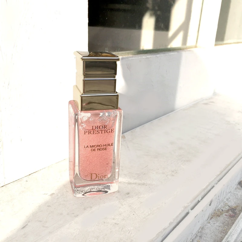 Dior精萃再生花蜜微導精露是陪伴女生最可靠的「保養另一半」，使用了後大幅提升肌膚質感