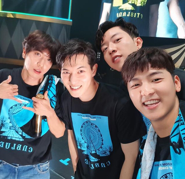 CNBLUE成員李宗泫也被爆是渣男群組成員 (左二) CNBLUE成員李宗泫也被爆是渣男群組成員 (左二)