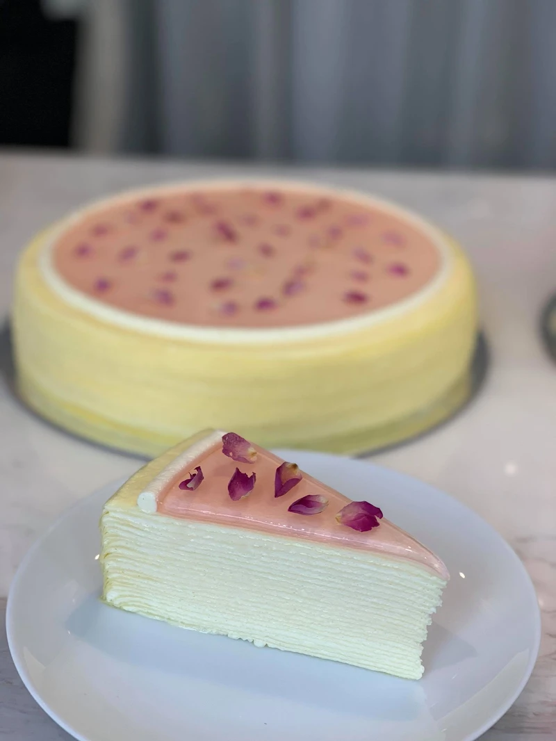 玫瑰千層蛋糕六吋1,800元,4/8-4/22開放網路預購( www.ladym.com.tw) 玫瑰千層蛋糕六吋1,800元,4/8-4/22開放網路預購( www.ladym.com.tw)