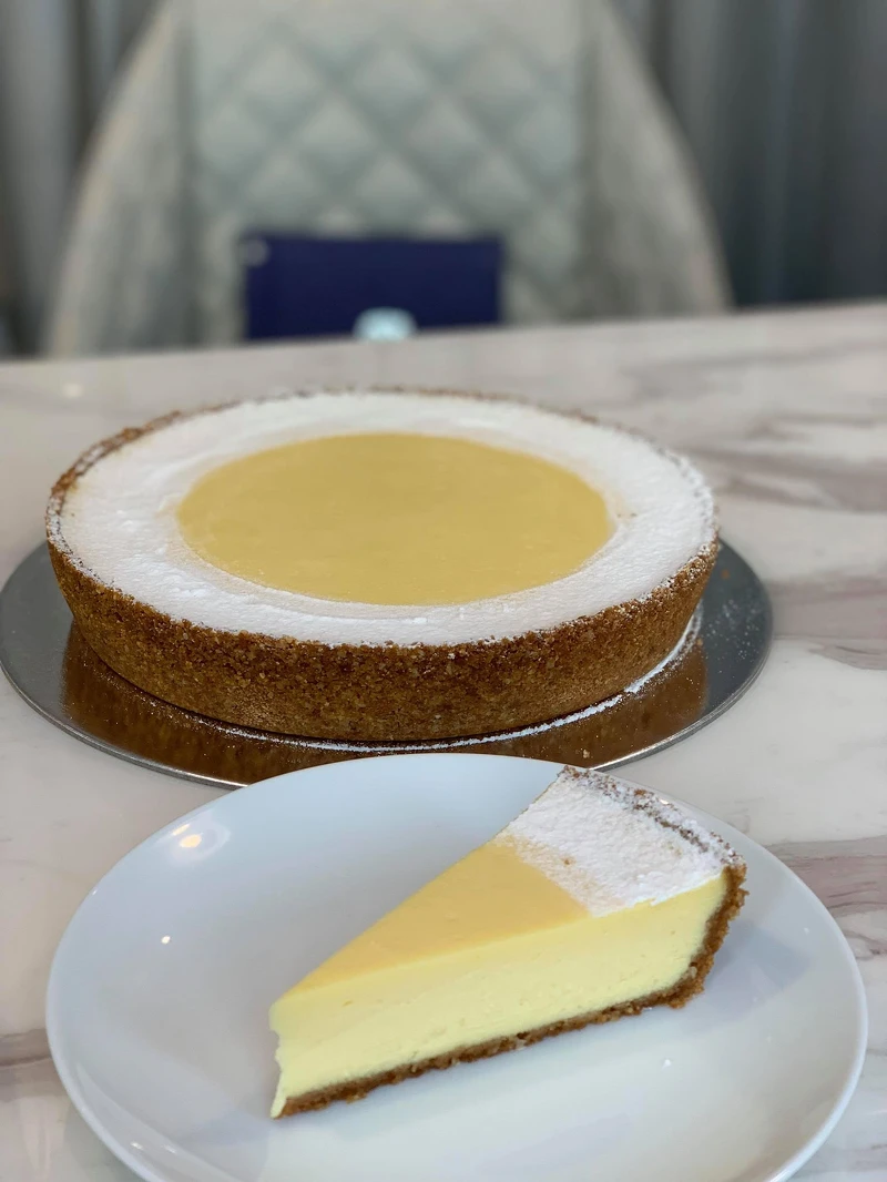 百香果起司蛋糕單片270 元,九吋2,700元。Lady M粉紅期間限定店獨家口味。4月4日-5月15日限量販售 百香果起司蛋糕單片270 元,九吋2,700元。Lady M粉紅期間限定店獨家口味。4月4日-5月15日限量販售