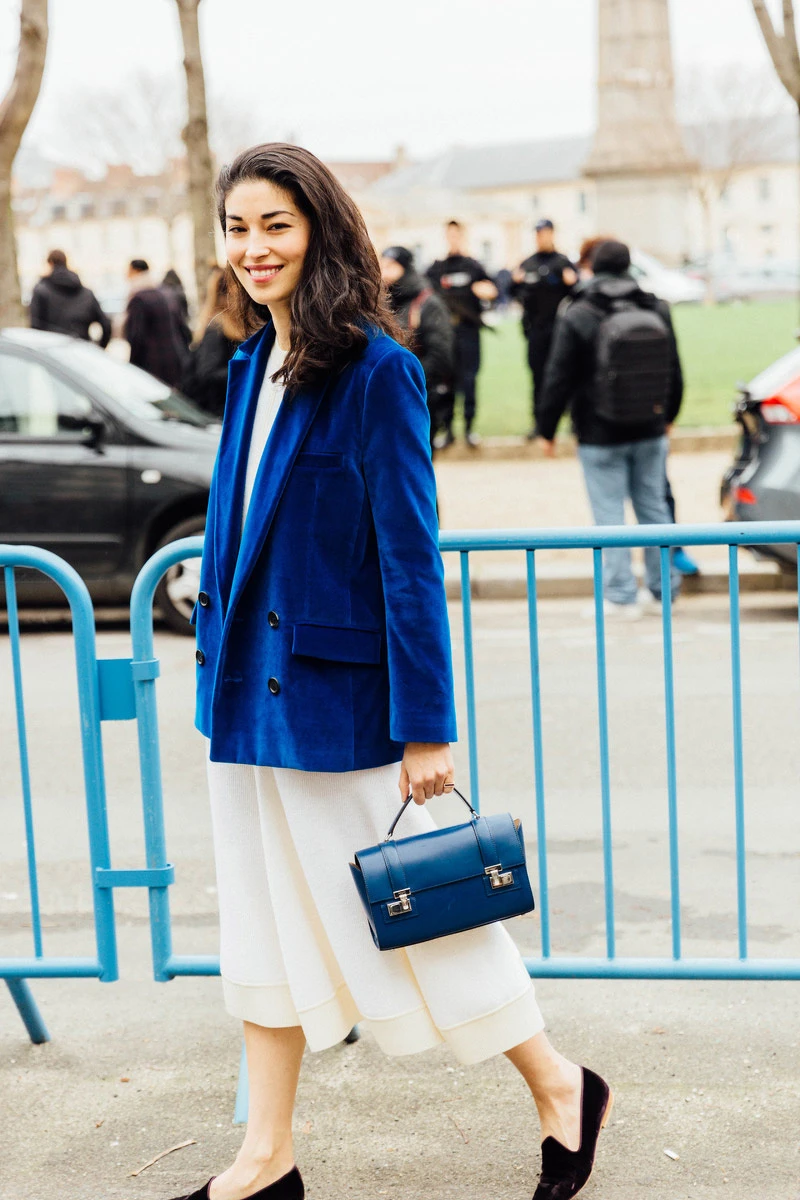 Caroline Issa 將藍色Cabotin包款演繹出既時髦又優雅的動人樣貌