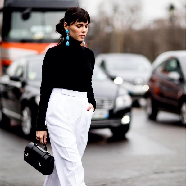 知名造型師Heroine Evangelie Smyrniotaki 背著 Cabotin 黑色包款的有型模樣