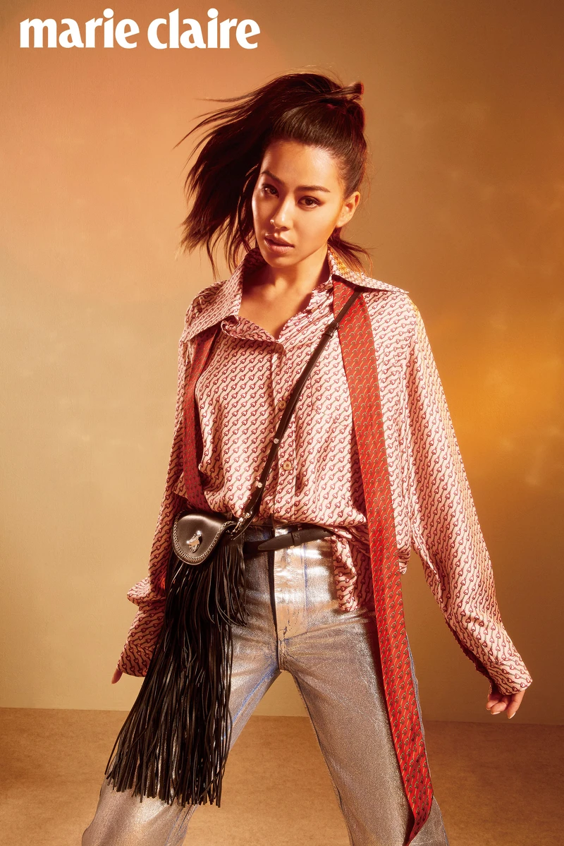 4. 印畫絲質襯衫、印花絲質領帶,both by Gucci;銀色塗層丹寧褲,Sandro;流蘇裝飾兩用包,3.1 Phillip Lim 4. 印畫絲質襯衫、印花絲質領帶,both by Gucci;銀色塗層丹寧褲,Sandro;流蘇裝飾兩用包,3.1 Phillip Lim