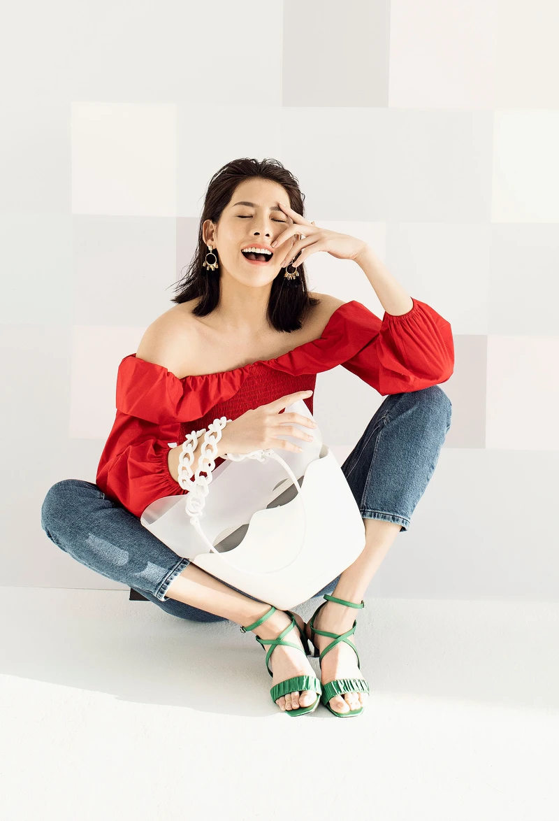 白色粗鍊托特包NT2,890、綠色布面高跟涼鞋NT1,690,all by CHARLES & KEITH 白色粗鍊托特包NT2,890、綠色布面高跟涼鞋NT1,690,all by CHARLES & KEITH