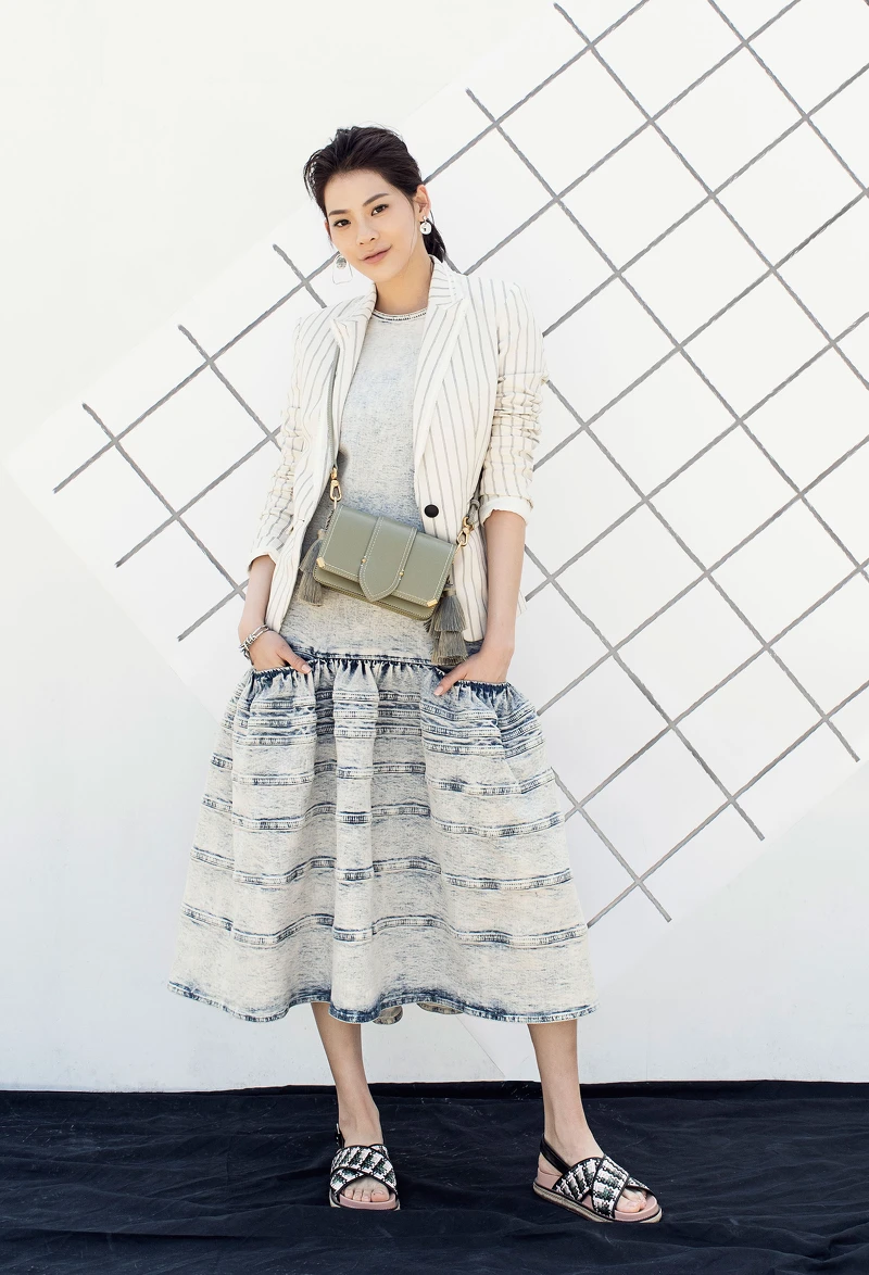 流蘇裝飾肩背包NT2,290、交叉織帶草編涼鞋NT1,690、半寶石不對稱耳環NT690,金屬扭結手環NT990,all by CHARLES & KEITH。 流蘇裝飾肩背包NT2,290、交叉織帶草編涼鞋NT1,690、半寶石不對稱耳環NT690,金屬扭結手環NT990,all by CHARLES & KEITH。