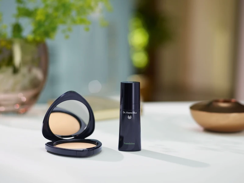 『輕柔粉底液』NT 1,350、『輕柔粉餅』NT 1,300