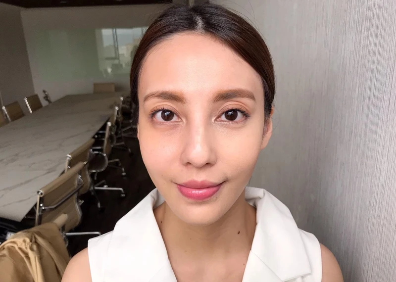 右臉以絕對完美玫瑰氣墊粉餅上,展現既遮瑕又細緻的微霧光感妝容。 右臉以絕對完美玫瑰氣墊粉餅上,展現既遮瑕又細緻的微霧光感妝容。