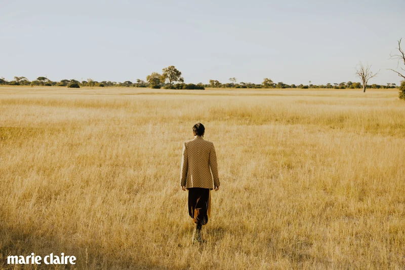 我很容易投入情感，但現在好很多，也不是說冷漠，可能被傷害過吧，會比叫理性。人都有過去，都有過程，要正向引導自己才是對的，不用去管別人怎麼看你。GG Logo 圖樣西裝外套、絨面雙色寬版縮口褲、復古休閒鞋，all by Gucci