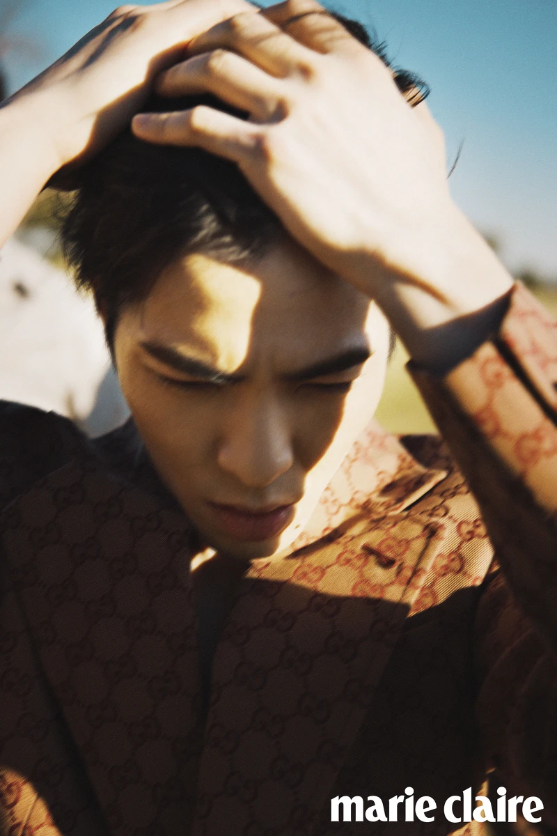 我在音樂產業裡慢慢找尋做下去的動力，如果都不讓我嘗試，不能有任何想法，那應該會抹滅一個有智慧跟很有才華的年輕人的未來。GG Logo 圖樣西裝外套，Gucci