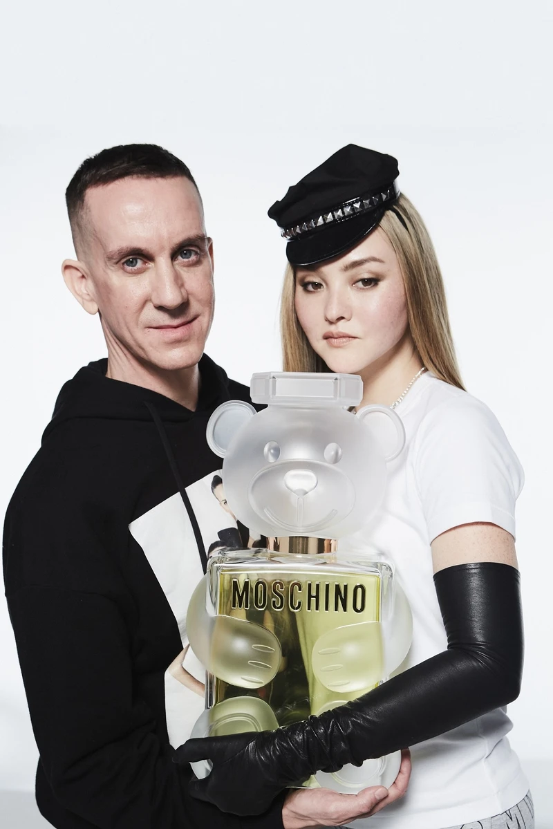 超模Devon Aoki(戴文•青木)與設計師Jeremy Scott合作,再創品牌經典之作。2 超模Devon Aoki(戴文•青木)與設計師Jeremy Scott合作,再創品牌經典之作。2