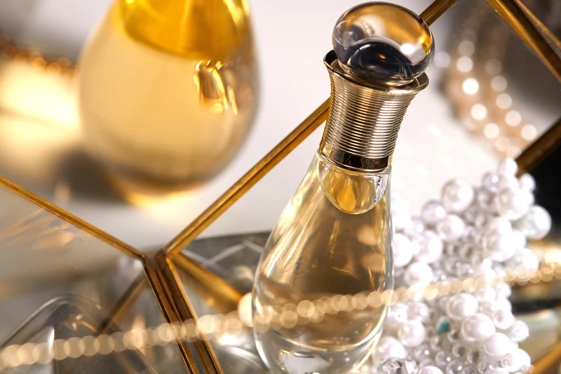 璀璨如珠寶的瓶身是女人的隨身自信,隨時補香。 璀璨如珠寶的瓶身是女人的隨身自信,隨時補香。