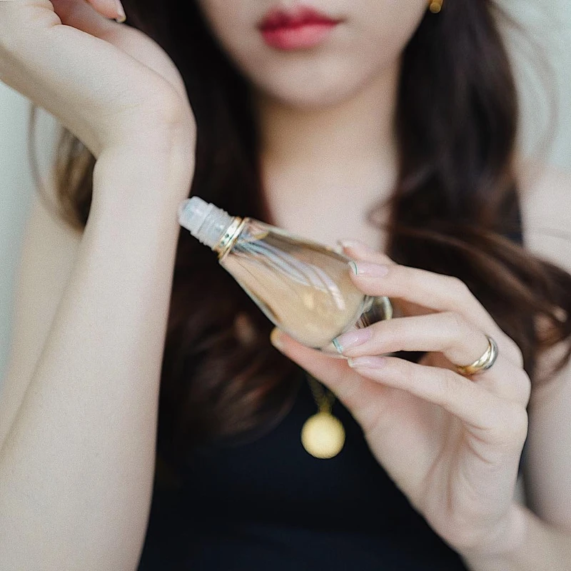 隨時在妳的頸間、鎖骨、手腕處落下誘人輕吻 隨時在妳的頸間、鎖骨、手腕處落下誘人輕吻