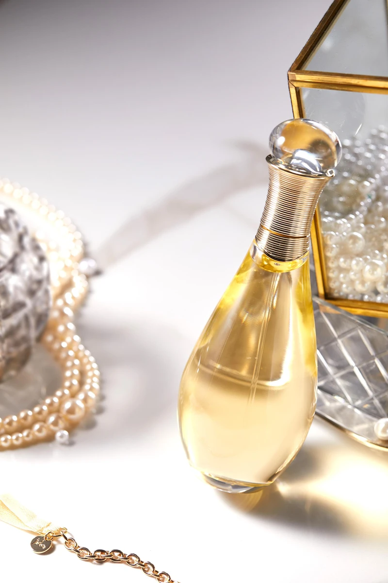 J’adore香氛滋潤精露按壓噴霧式設計，釋放精露形成香氛雲霧溫柔擁抱肌膚。