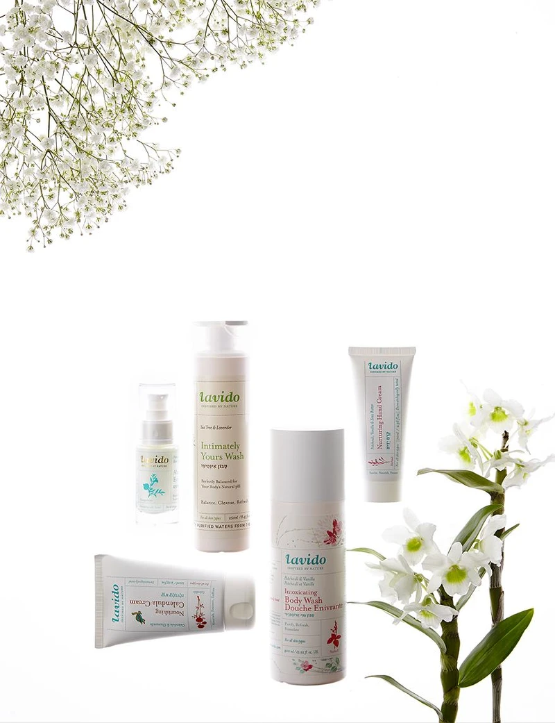 1.Lavido 緊緻煥彩眼霜,NT 1,980。2.Lavido 私密護理潔膚露,NT980。3.Lavido 天然植萃香氛沐浴露,NT 980。4.Lavido 天然植萃香氛護手霜,NT580。5.Llavido 天然有機寶貝全效護膚霜,NT980。 1.Lavido 緊緻煥彩眼霜,NT 1,980。2.Lavido 私密護理潔膚露,NT980。3.Lavido 天然植萃香氛沐浴露,NT 980。4.Lavido 天然植萃香氛護手霜,NT580。5.Llavido 天然有機寶貝全效護膚霜,NT980。