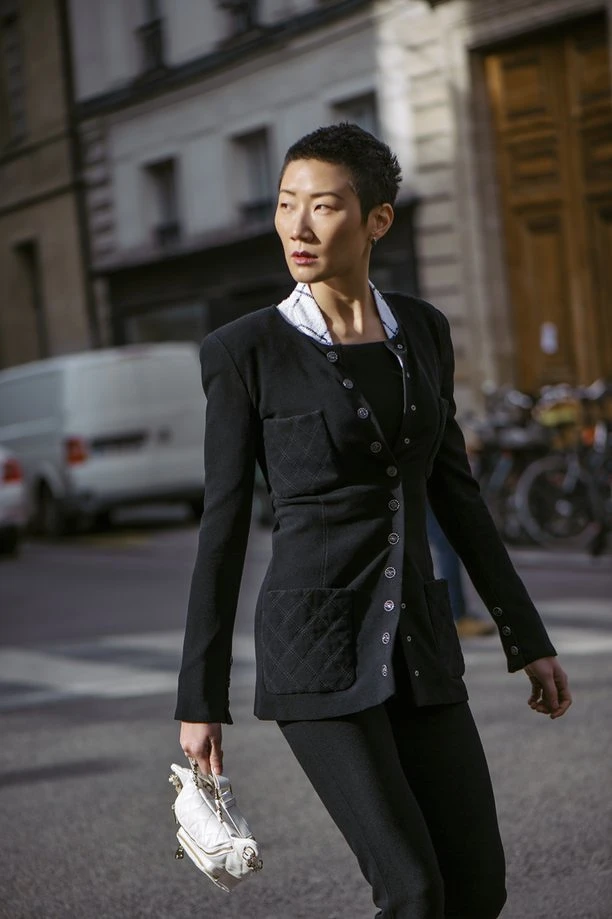 黑色修身外套、格紋無袖上衣、黑色連身七分褲、皮革腰包,all by Chanel。 黑色修身外套、格紋無袖上衣、黑色連身七分褲、皮革腰包,all by Chanel。