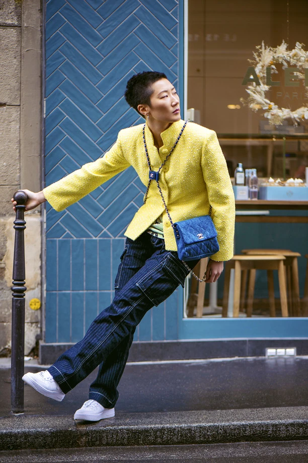 螢光黃斜紋軟呢外套、丹寧材質十字釦雙鍊背包,both by Chanel;丹寧褲、白色球鞋、紮染 T-shirt、腰鍊,皆為孫怡私物。 螢光黃斜紋軟呢外套、丹寧材質十字釦雙鍊背包,both by Chanel;丹寧褲、白色球鞋、紮染 T-shirt、腰鍊,皆為孫怡私物。