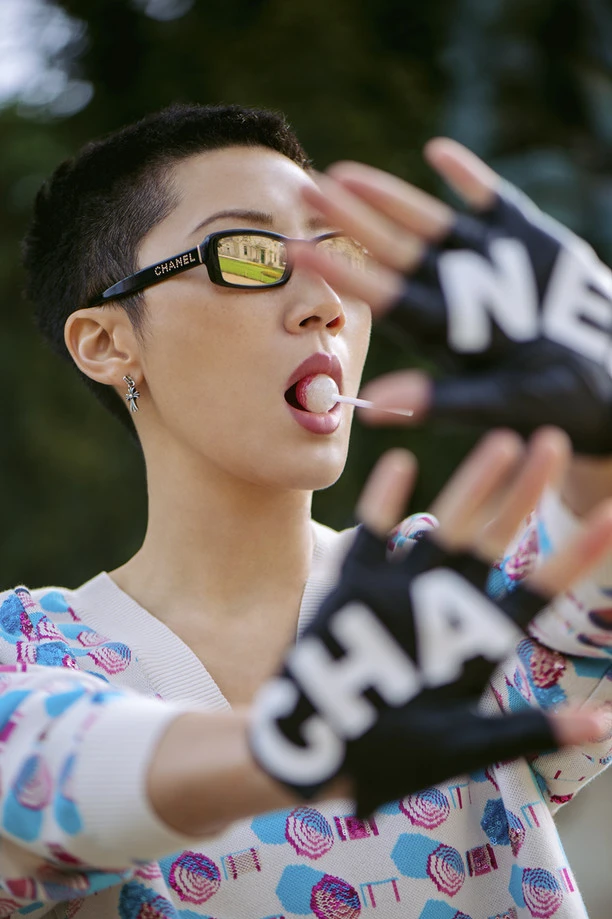 多色陽傘圖案針織上衣、墨鏡、Logo 字樣露指手套,all by Chanel;銀質耳環,孫怡私物。 多色陽傘圖案針織上衣、墨鏡、Logo 字樣露指手套,all by Chanel;銀質耳環,孫怡私物。