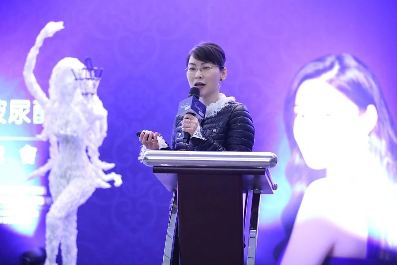 ▲盧靜怡醫師表示，專利動態優化技術(Optimal Balance Technology；簡稱OBT)的女神[動態]玻尿酸屬於一種「柔韌型」玻尿酸材質，特殊的製程讓膠體有絕佳拉伸力 (High Flexibility)