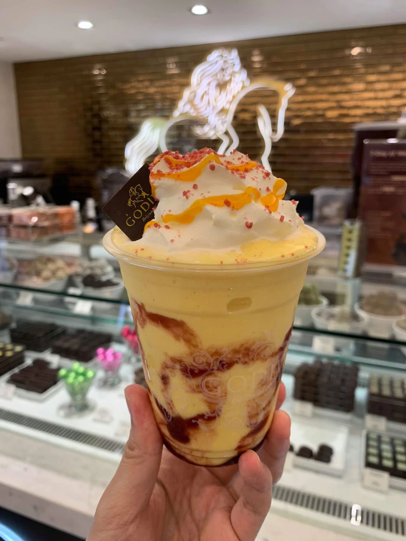 芒果紅莓白巧克力凍飲 NT$ 200