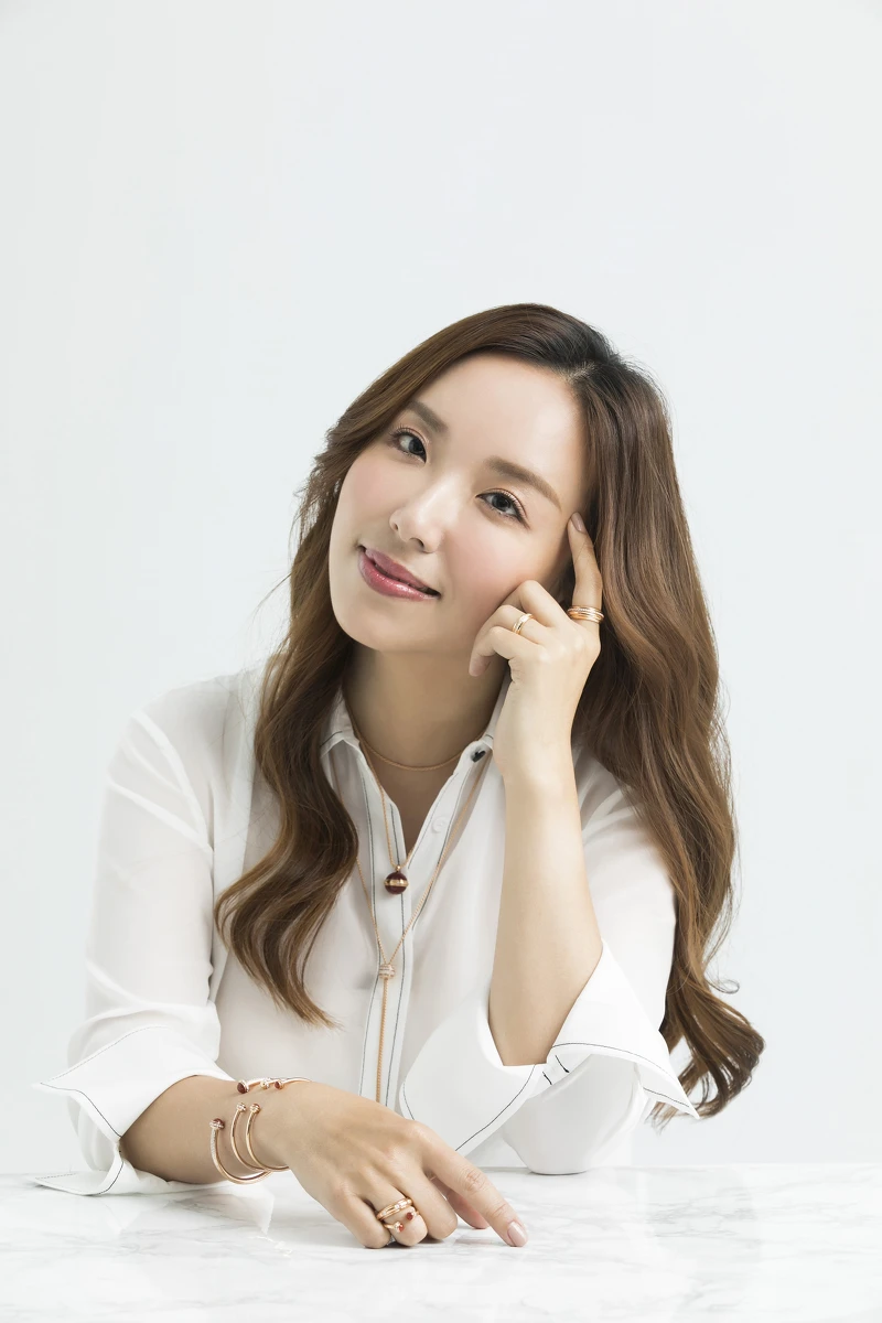 PIAGET Possession系列:(左手)18K玫瑰金鑲嵌美鑽戒指;(右手) 18K玫瑰金鑲嵌美鑽戒指、紅玉髓玫瑰金鑲嵌美鑽戒指、紅玉髓玫瑰金鑲嵌美鑽手鐲、玫瑰金鑲鑽手鐲;紅玉髓玫瑰金項鏈、18K玫瑰金鑲嵌美鑽項鍊 PIAGET Possession系列:(左手)18K玫瑰金鑲嵌美鑽戒指;(右手) 18K玫瑰金鑲嵌美鑽戒指、紅玉髓玫瑰金鑲嵌美鑽戒指、紅玉髓玫瑰金鑲嵌美鑽手鐲、玫瑰金鑲鑽手鐲;紅玉髓玫瑰金項鏈、18K玫瑰金鑲嵌美鑽項鍊