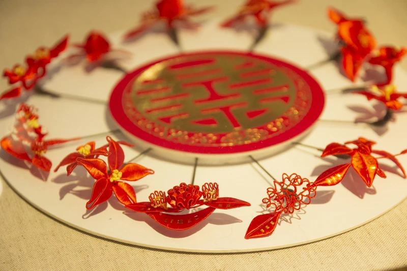 纏花飽含了對親人綿延不斷的祝福(展出中的「No.11展覽─新花樣」,圖片提供/葉皓宇) 纏花飽含了對親人綿延不斷的祝福(展出中的「No.11展覽─新花樣」,圖片提供/葉皓宇)