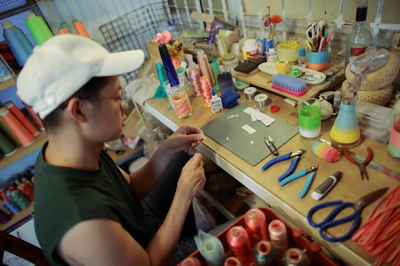 老屋二樓的工作室屋頂是石棉瓦加鐵皮,沒有冷氣,工作時也不能開電扇免得吹散材料 老屋二樓的工作室屋頂是石棉瓦加鐵皮,沒有冷氣,工作時也不能開電扇免得吹散材料