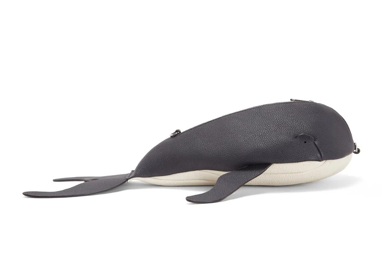 Whale 鯨魚造型小牛皮肩背包，NT46,000。