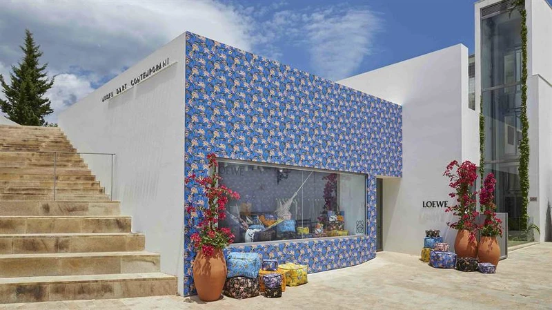 Loewe 與 Ibiza 傳奇時裝店 Paula's 聯名合作企劃！
