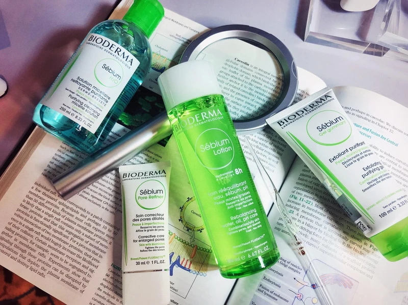 「BIODERMA貝膚黛瑪平衡控油高效保濕水凝乳」含有專利FLUIDACTIV TM皮脂液化科技,為複合式高抗氧化活性成分,(甘露醇與抗氧化成分),能預防皮脂中的「角鯊烯」被氧化,於源頭防止皮脂轉化成黏稠聚合物形成粉刺、降低毛孔阻塞機率,減少青春痘產生。 「BIODERMA貝膚黛瑪平衡控油高效保濕水凝乳」含有專利FLUIDACTIV TM皮脂液化科技,為複合式高抗氧化活性成分,(甘露醇與抗氧化成分),能預防皮脂中的「角鯊烯」被氧化,於源頭防止皮脂轉化成黏稠聚合物形成粉刺、降低毛孔阻塞機率,減少青春痘產生。