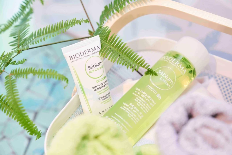 「BIODERMA貝膚黛瑪平衡控油精華露」加入控油保養護理程序,於清潔臉部後使用、協助平衡調理肌膚酸鹼度,有效維持健康肌膚酸鹼度,並且加乘後續 控油保養步驟,加倍強化長效控油保濕功效。 「BIODERMA貝膚黛瑪平衡控油精華露」加入控油保養護理程序,於清潔臉部後使用、協助平衡調理肌膚酸鹼度,有效維持健康肌膚酸鹼度,並且加乘後續 控油保養步驟,加倍強化長效控油保濕功效。