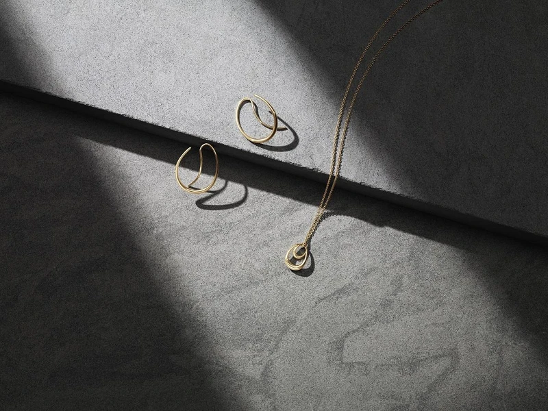 GEORG JENSEN OFFSPRING系列：18K黃金耳環、18K黃金鍊墜。