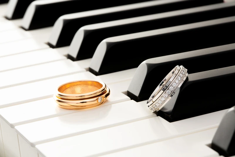 PIAGET Possession系列： 18K玫瑰金鑲鑽戒指、18K白金鑲鑽戒指。