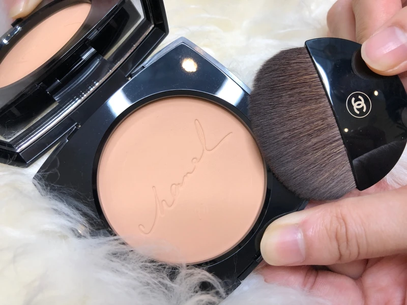 香奈兒時尚裸光蜜粉餅手寫版,連打開內的粉體上也刻有手寫的chanel。 香奈兒時尚裸光蜜粉餅手寫版,連打開內的粉體上也刻有手寫的chanel。