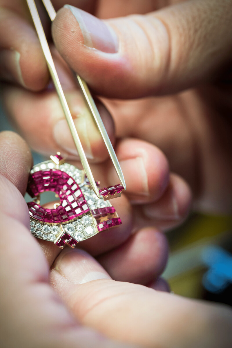 隱密式鑲嵌（Mystery Set）自1933年取得專利以來，向來是 Van Cleef & Arpels 最為人讚賞的一項獨家工藝