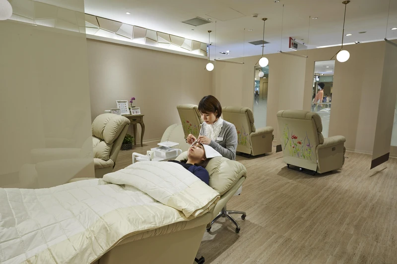 若大植睫的空間，不僅明亮舒適，半隔間效果的空間感也令人安心。