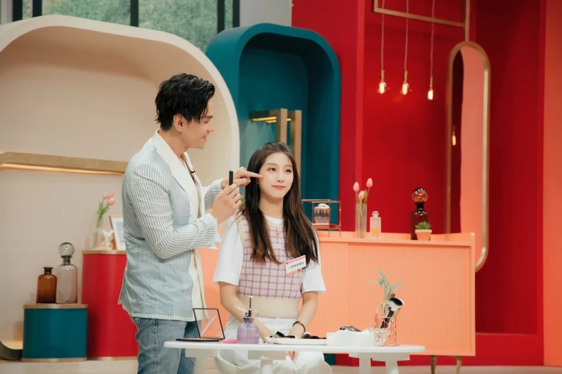 Kevin老師參加韓國《Get it beauty》錄影，示範無限放大腮紅修容法在LOVELYZ的叡仁臉上。