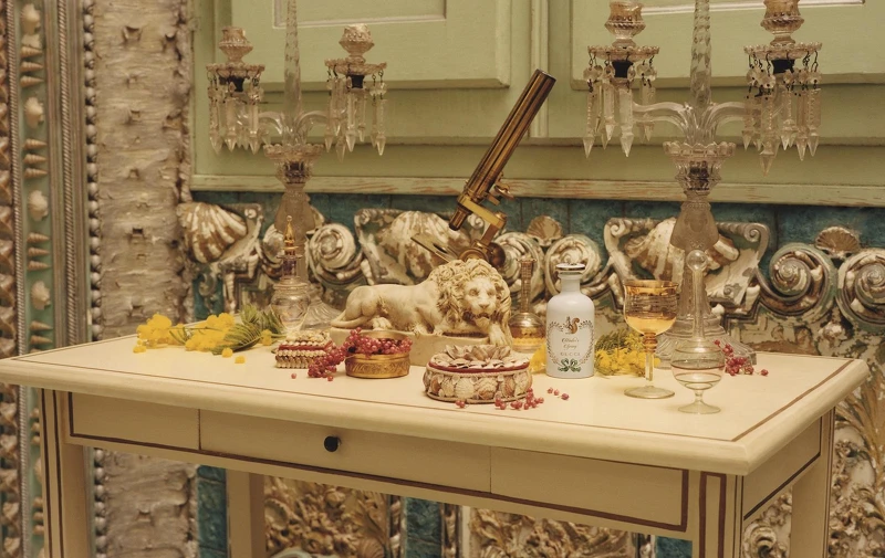 瓶身設計靈感來自於在藥商的古老木櫥中發現的瓶子，奇妙的藥罐子及香氛容器。