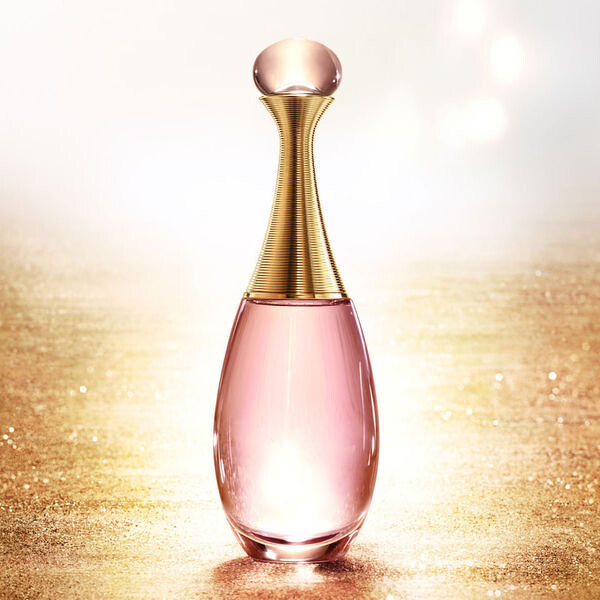 格拉斯橙花與斯里蘭卡檀香讓J’adore淡香水更添層次、清新、與生命力。 格拉斯橙花與斯里蘭卡檀香讓J’adore淡香水更添層次、清新、與生命力。