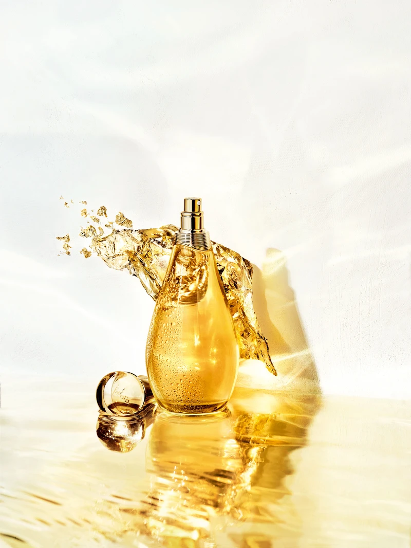 J’adore香氛滋潤精露能長效滋潤身體肌膚,為肌膚籠罩上一層花香薄紗 J’adore香氛滋潤精露能長效滋潤身體肌膚,為肌膚籠罩上一層花香薄紗