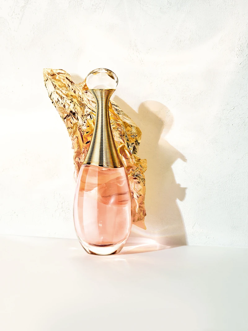 J’adore In Joy愉悅淡香水同時有著花香、果香與鹽香,香調層次豐富飽滿、每個階段都是驚喜 J’adore In Joy愉悅淡香水同時有著花香、果香與鹽香,香調層次豐富飽滿、每個階段都是驚喜