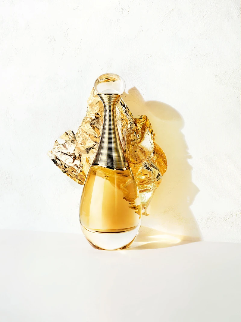 J'adore 精萃香氛玫瑰精油與木蘭揉合醉人茉莉香氣,交織豐富層次的花香,更在尾韻中,綻放出剛剛好的蜜糖柑橘果香 J'adore 精萃香氛玫瑰精油與木蘭揉合醉人茉莉香氣,交織豐富層次的花香,更在尾韻中,綻放出剛剛好的蜜糖柑橘果香