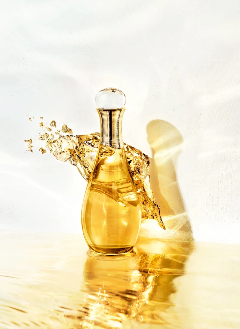 奢華頂級訂製的J’adore L’or頂級金緻香精,帶上了雕工細膩的全新墜飾,肌膚宛如戴上了頂級珠寶,閃爍生動金緻風采。 奢華頂級訂製的J’adore L’or頂級金緻香精,帶上了雕工細膩的全新墜飾,肌膚宛如戴上了頂級珠寶,閃爍生動金緻風采。