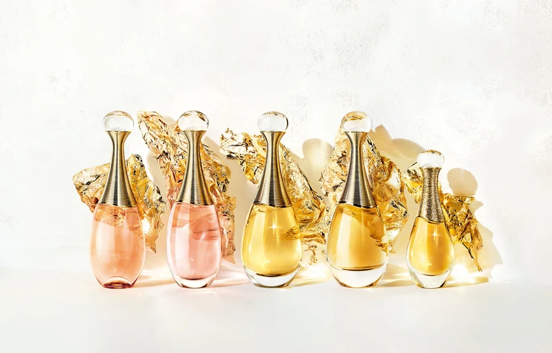 五款經典香氣,如同J’adore描繪的自信女郎,各自綻放馥郁鮮明又獨具性格的香氛氣息。 五款經典香氣,如同J’adore描繪的自信女郎,各自綻放馥郁鮮明又獨具性格的香氛氣息。